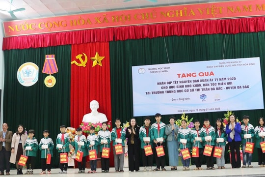 CLB Trường học xanh tặng quà cho học sinh dân tộc, miền núi khó khăn