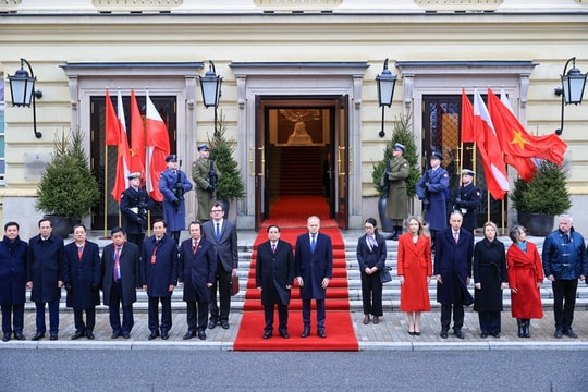 Thủ tướng Donald Tusk chủ trì lễ đón Thủ tướng Phạm Minh Chính thăm chính thức Ba Lan