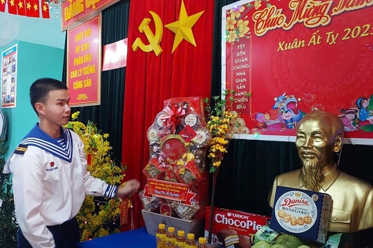 Những người đón Tết giữa biển khơi