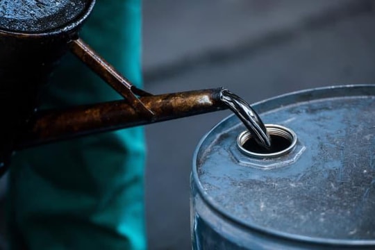 Điều gì tác động đến thị trường dầu thô năm 2025?