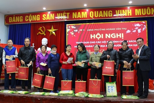 Vietravel Hải Phòng: Trao quà Tết cho các gia đình có hoàn cảnh khó khăn