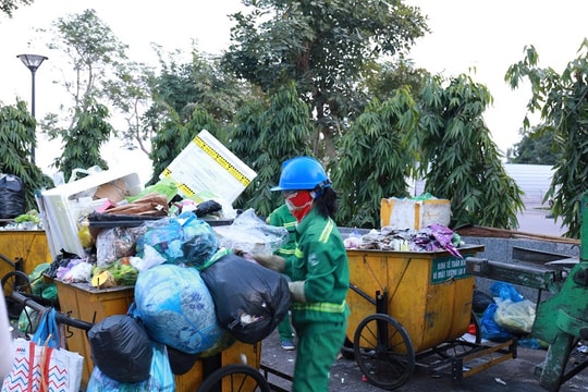 Những người “bám đường” làm đẹp cho thành phố