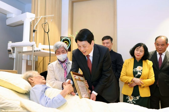 Trao Huy hiệu 65 năm tuổi Đảng tặng nguyên Chủ tịch nước Trần Đức Lương