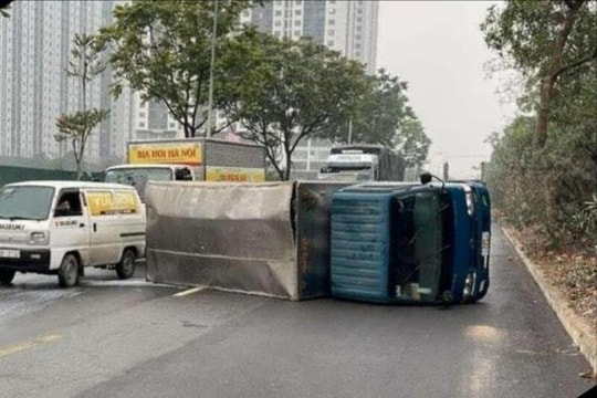Hà Nội: Hai vụ xe tải lật, cảnh báo tai nạn mùa mưa phùn gió bấc
