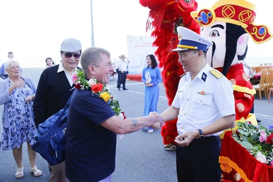 Gần 2.000 du khách xông Cảng Quốc tế Cam Ranh