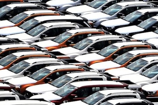 Ô tô tồn kho từ 2024 đại hạ giá