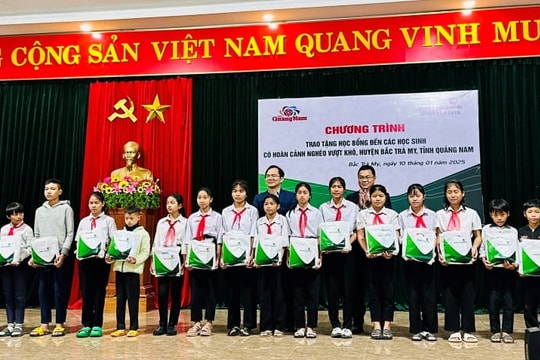 Trung tâm định giá tài sản Vietcombank trao tặng học bổng cho học sinh nghèo vượt khó