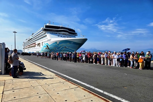 Khai thác “mỏ vàng” du lịch tàu biển