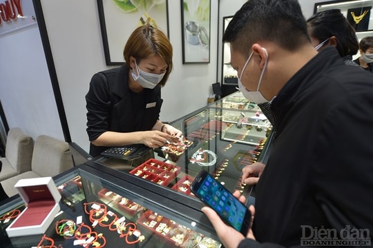 Giá vàng chạm mức kỷ lục và xu hướng bán ra