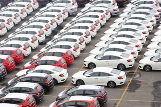 Thị trường ô tô tràn ngập xe giảm giá