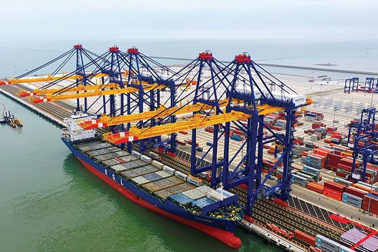 Cú hích tăng trưởng “nóng” từ cảng biển
