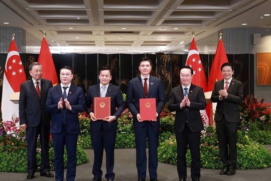 Trao Quyết định chủ trương đầu tư dự án VSIP Nam Định giai đoạn 1 cho Tập đoàn Sembcorp