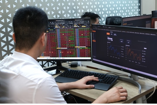 Bất động sản là tâm điểm tháng 3, bộ đôi VIC và VHM "đỡ" VN-Index