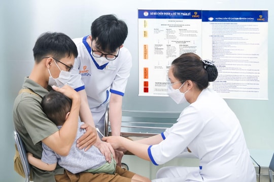 Bộ Y tế nhận 500.000 liều vắc xin sởi chống dịch do Hệ thống tiêm chủng VNVC tặng