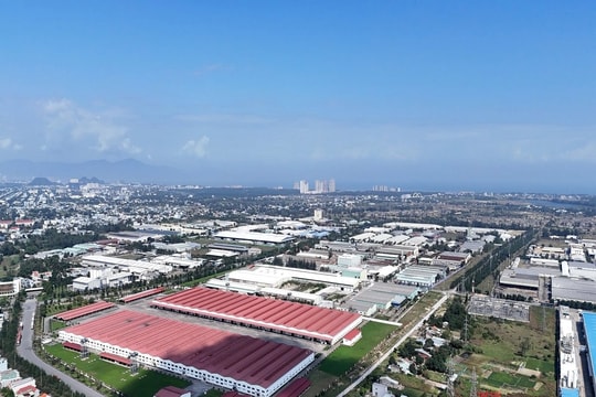 Làng tướng ven sông