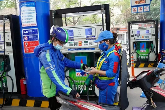 Đề xuất giảm 2% thuế VAT cho xăng dầu: Còn băn khoăn điều gì?