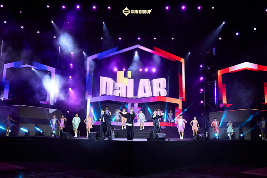 Hà Nam: “Combo” mưa rét không ngăn được hàng ngàn khán giả xem show “Thanh âm Thời đại”