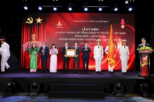 Vinataba đón nhận Huân chương Lao động hạng Ba