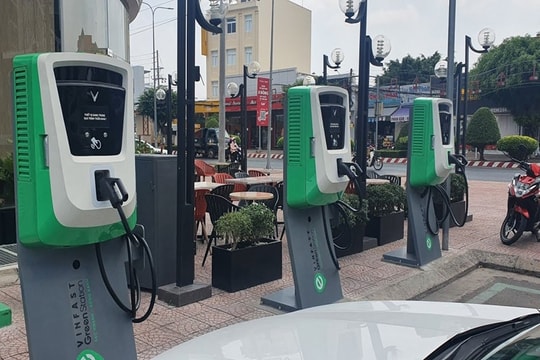 Cân nhắc lùi thời điểm áp dụng Quy chuẩn kỹ thuật quốc gia về trụ sạc xe điện