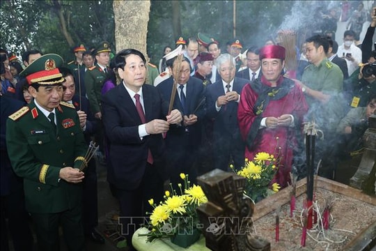 Chủ tịch nước Lương Cường dâng hương tưởng niệm các Vua Hùng