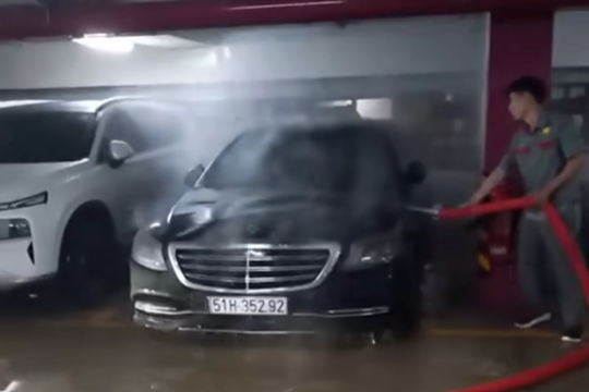 Vụ cháy xe 5 tỷ của ca sĩ Duy Mạnh: Hình ảnh Mercedes đang trượt dài?