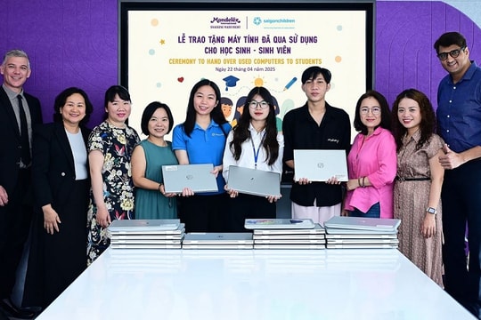 Mondelez Kinh Đô tiếp tục trao tặng máy tính cho học sinh, sinh viên