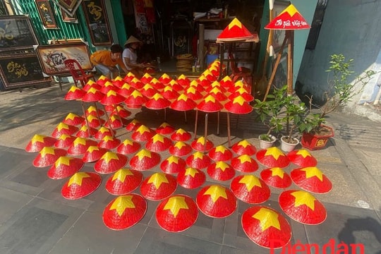 TP HCM những ngày cuối tháng Tư rực rỡ cờ hoa