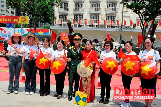 Người dân TP HCM háo hức “check-in” mừng 50 năm thống nhất đất nước