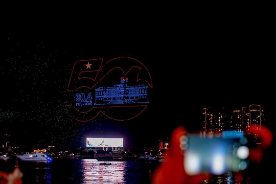 TP HCM rực rỡ pháo hoa và 10.500 drone mừng 50 năm thống nhất đất nước