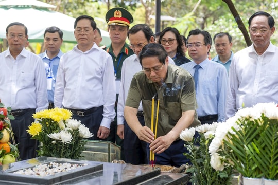 Thủ tướng Phạm Minh Chính viếng Nghĩa trang Hàng Dương, thăm cựu tù Côn Đảo