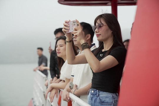 ‏ Du khách háo hức trải nghiệm xe điện, tàu cao tốc tới Cát Bà