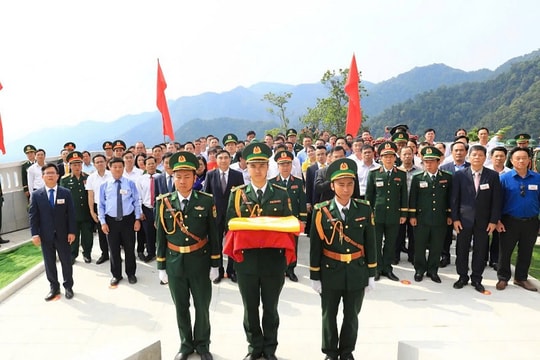 Lễ thượng cờ và gắn biển công trình Cột cờ A Pa Chải