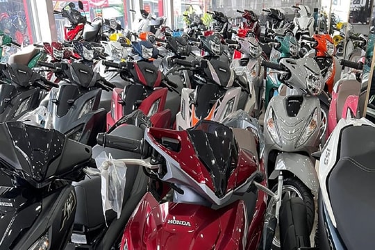 Xe máy cung vượt xa cầu, đồng loạt giảm giá