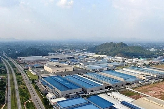 Điện mặt trời trong khu công nghiệp: Khung pháp lý đã mở, lối đi vẫn hẹp?