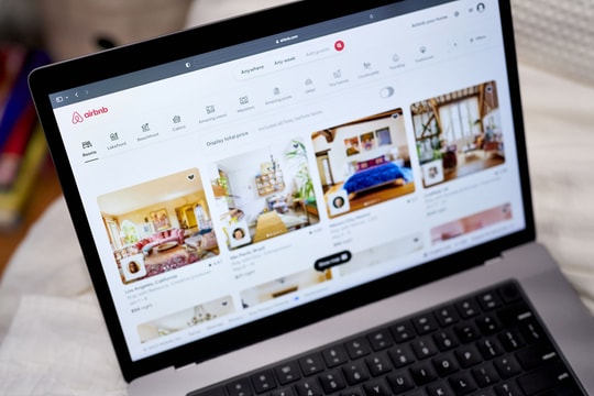 Airbnb tìm hướng đi mới giữa khó khăn