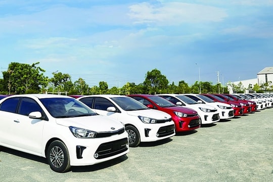 Doanh số giảm, tồn kho tăng vọt, ô tô ồ ạt giảm giá