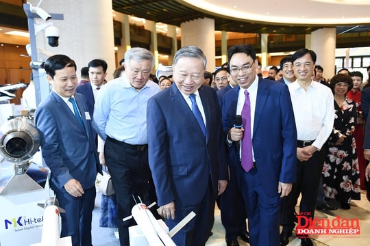 Lãnh đạo Đảng và Nhà nước thăm gian hàng tại Hội nghị toàn quốc quán triệt 2 Nghị quyết mới quan trọng của Bộ Chính trị