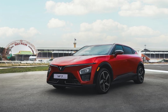 VinFast VF 7 có gì mà cả người dùng và chuyên gia ô tô đều khen nức nở?