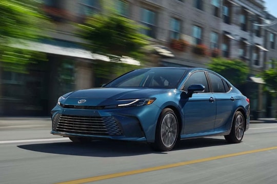 Sedan hạng D "lao dốc", Toyota Camry vẫn trụ vững nhờ đâu?