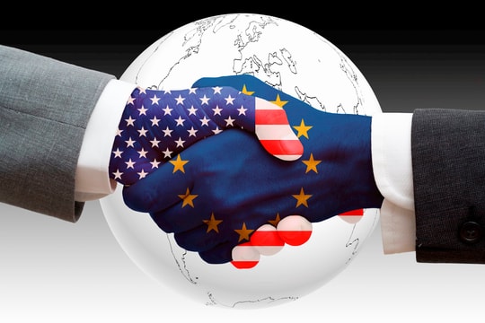 "Hé lộ" lý do ông Trump hoãn thuế với EU