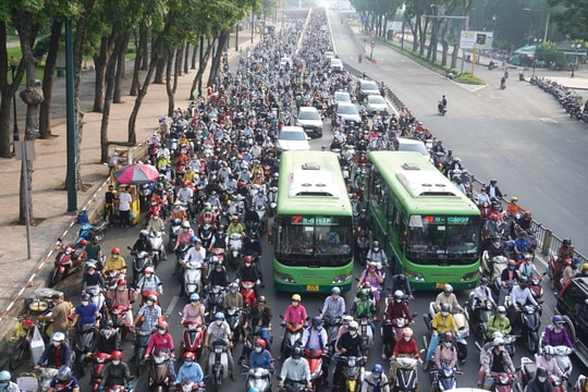 Cần chính sách tổng thể để chuyển đổi sang xe máy điện