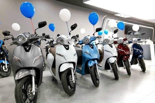 Xe máy điện liên tục giảm giá vẫn yếu thế trước xe máy xăng