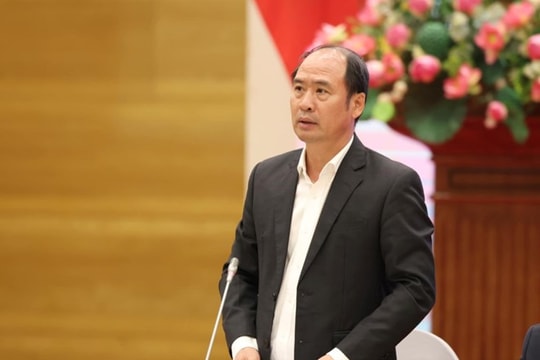 Xuất khẩu lao động: Bỏ “giấy phép con” để xóa “luật ngầm”