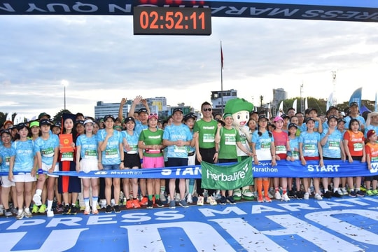 Giải chạy VnEpxress Marathon Quy Nhơn 2025 thu hút hơn 12.000 vận động viên tham gia