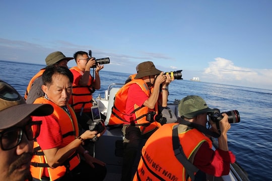 Biển đảo trong tim người làm báo