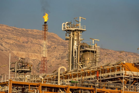 Dầu mỏ đang “bắt lửa” từ xung đột Israel - Iran