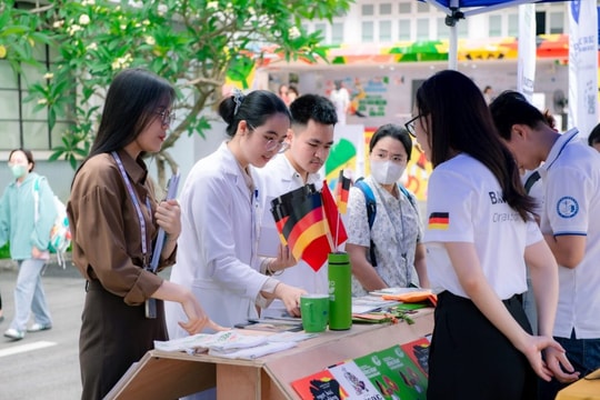 Chuyến xe hướng nghiệp Đức mở ra cơ hội học tập, học nghề chuẩn Đức cho học sinh, sinh viên Nghệ An