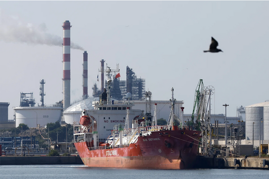 Cổ phiếu dầu khí Đông Nam Á "chao đảo" vì xung đột địa chính trị