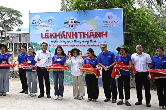 Đất Sen hồng thêm một con đường giao thông nông thôn mới