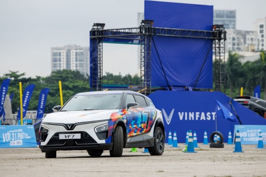 Người dùng chạy thử bộ đôi xe điện VinFast: VF 7 linh hoạt, lanh lẹ, VF 8 êm ái, phù hợp cho gia đình